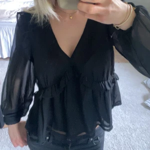 Svart blus med volang  - Supersnygg blus från BikBok som inte kommer till användning längre. Använd några gånger💗