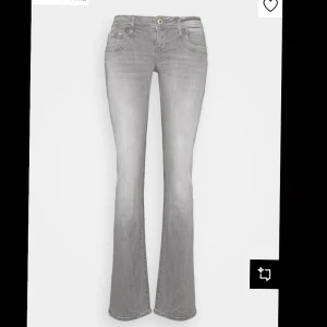 LTB VALERIE grå bootcut jeans 25/30 - Snygga grå jeans med bootcut passform och klassisk femficksdesign. Jeansen har låg midja och stängs med dragkedja och knapp. Perfekta för dig som gillar en tidlös och stockholmstilen look! inga tecken på slitage💕 originalpris 75€