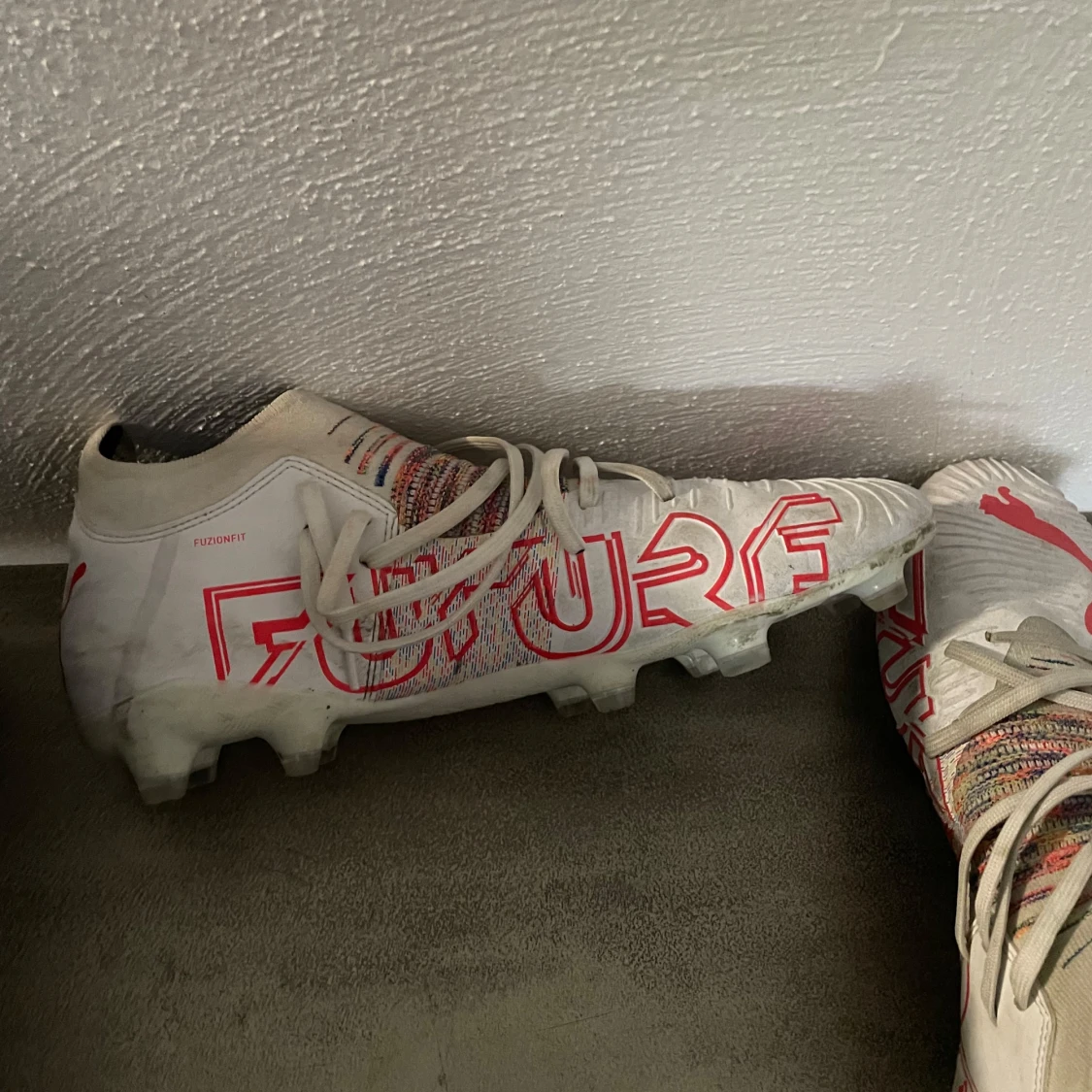 Vita Puma Future fotbollsskor med röda detaljer - 3