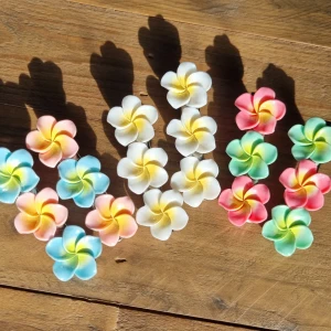 Blommiga hårklämmor  - Säljer fina hårklämmor dekorerade med stora blommor i pastelliga färger. Passar bra för sommar! Storlek 5,5cm långt och 2cm för blommorna. 