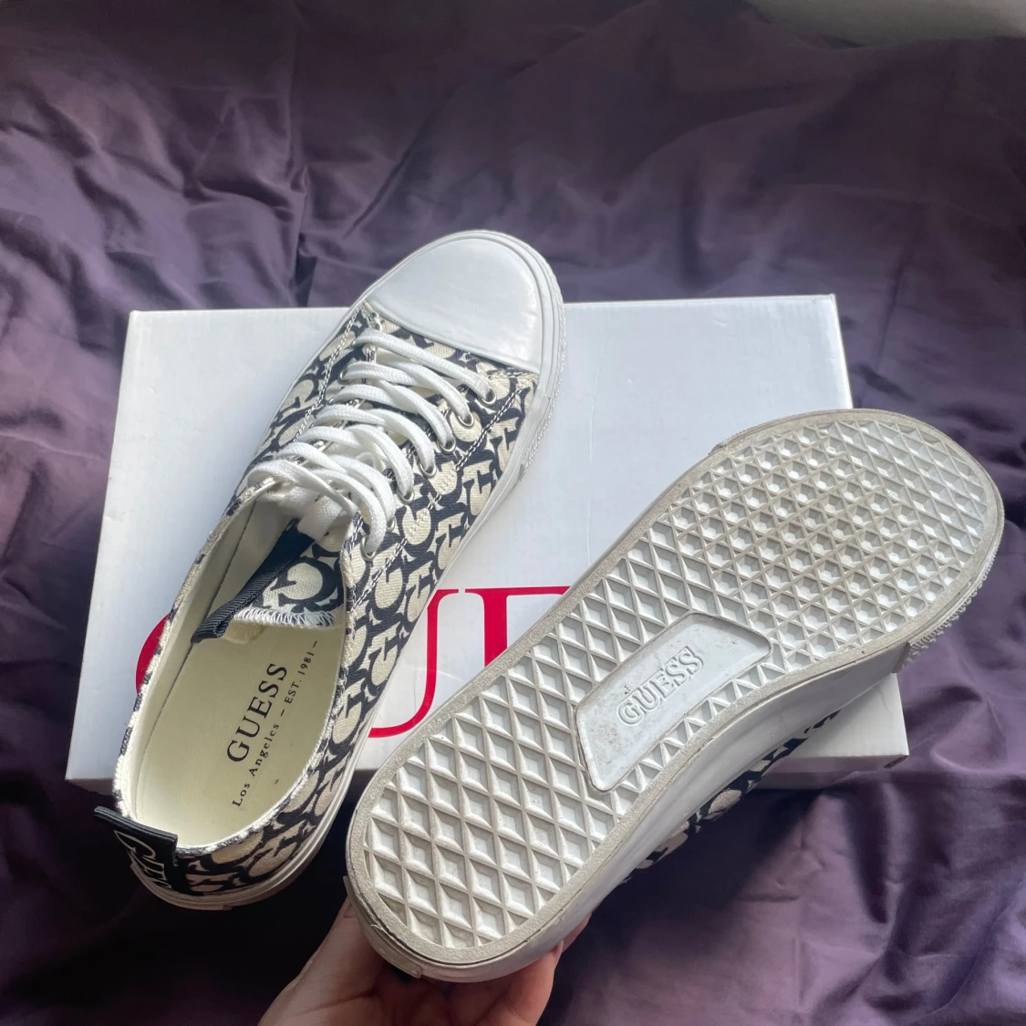 Svarta och vita sneakers från Guess - 1