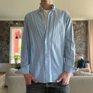 Ljusblå Ralph Lauren skjorta  - Ljusblå Ralph Lauren skjorta i nyskick🔥| Storlek: M | Jag är 182cm och väger 65kg📏| Skriv vid frågor och skicka gärna prisförslag🤩| Frakt inom 48h📦