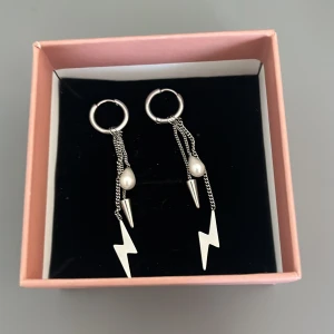 Edblad örhängen - Säljer dessa Edblad örhängen. Aldrig använda 💞 Peak Hoops Multi Steel nypris 449 kr☺️
