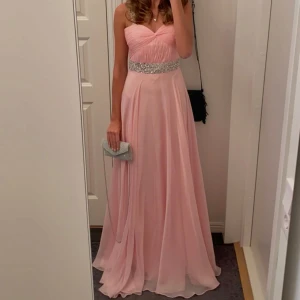 Balklänning💕💕 - Superfin balklänning, använd en gång. I rosa med silver detaljer. Nypris för ca 4000kr (köpt i riktig balklänningsbutik vid NK). Kan gå ned i pris vid snabb affär, PoK