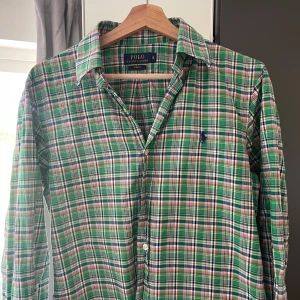 Ralph Lauren skjorta - Fin skjorta i storlek S! Finns andra modeller och färger på min profil! Fråga gärna om det skulle vara något!