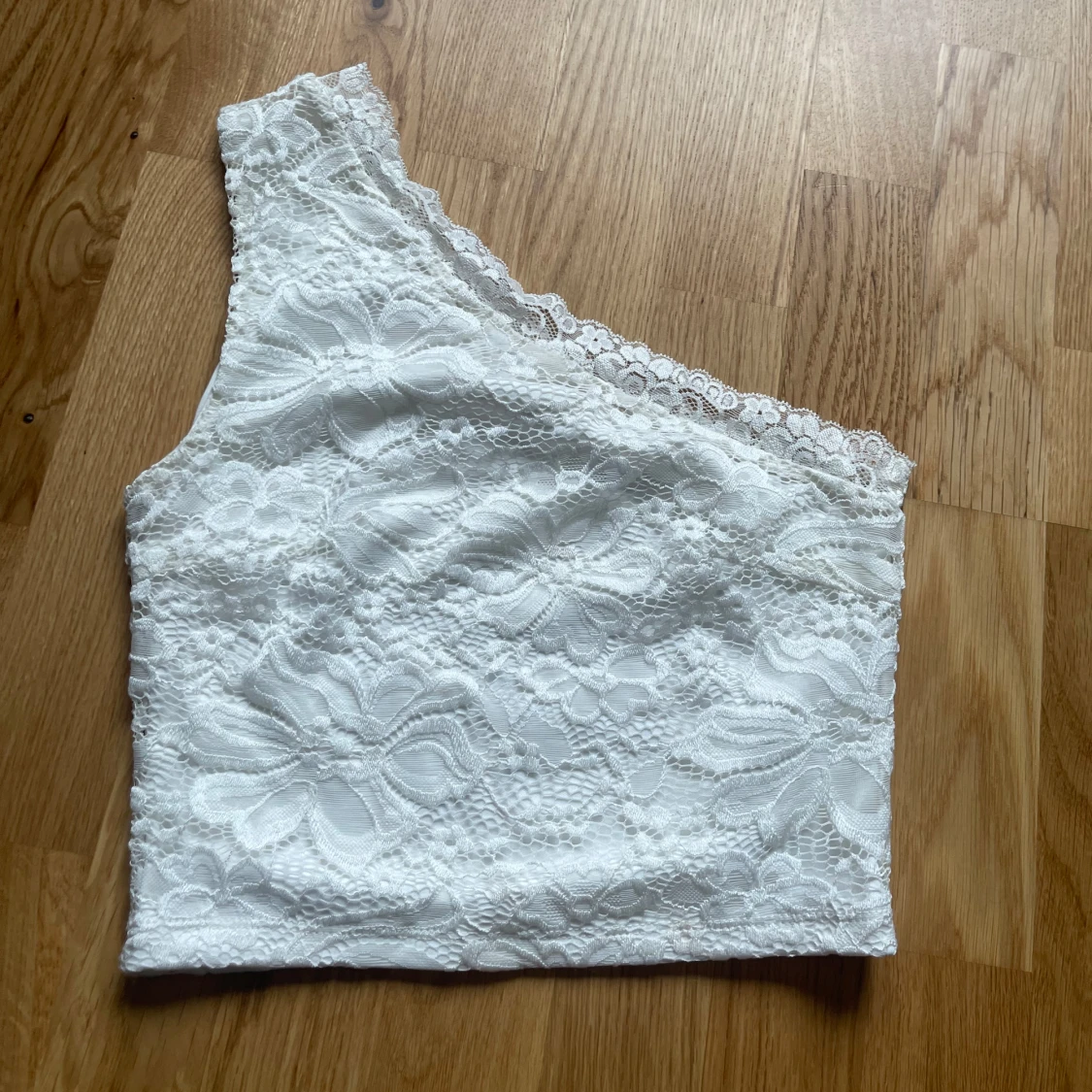 Vit spets one shoulder topp