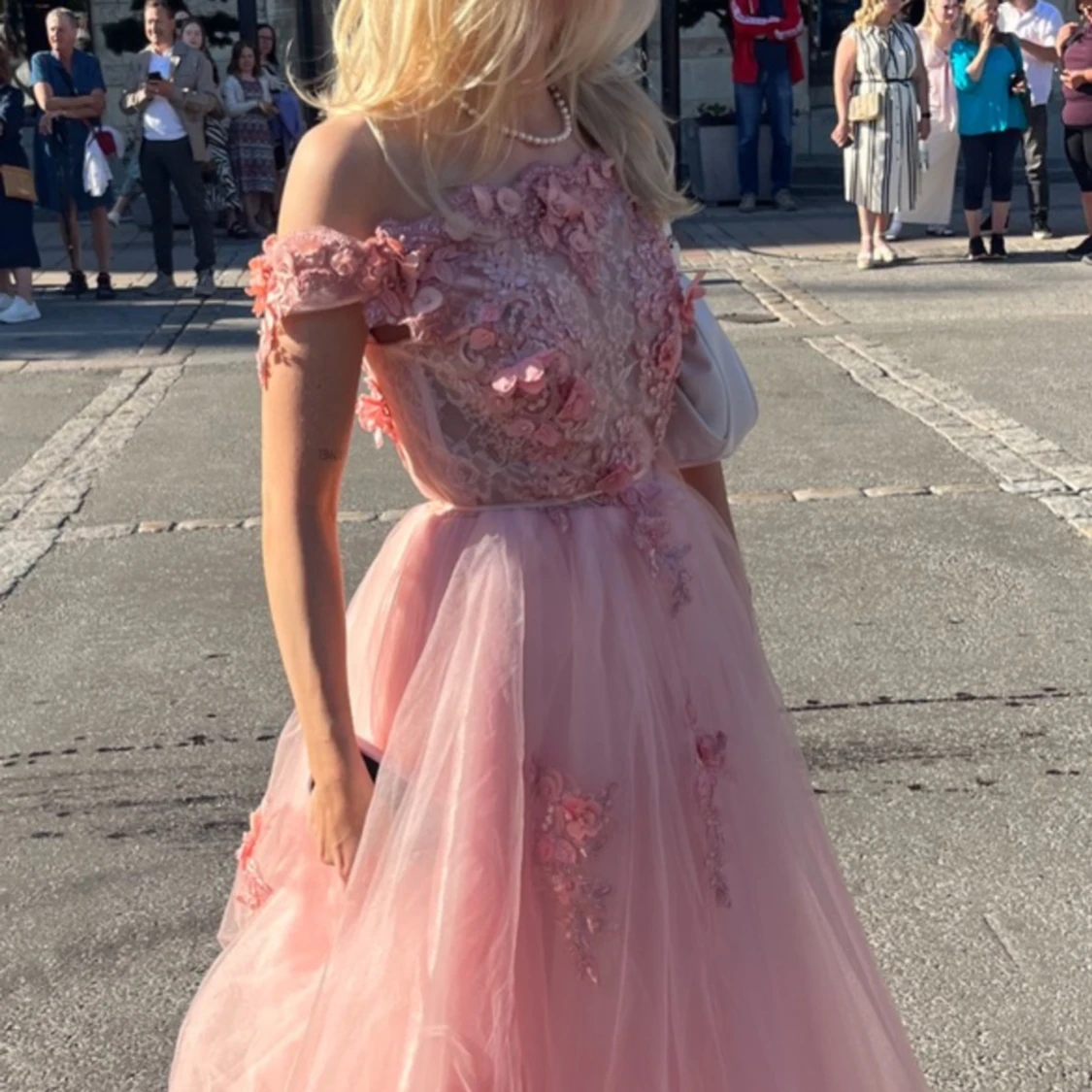 Rosa balklänning med blommiga detaljer - 3