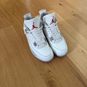 Jordan 4 oreo - Väldigt fina jordan 4 oreos i mycket bra skick säljer för att jag inte använder de längre, men de är helt felfria. Pris kan diskuteras. Hör av er vid frågor