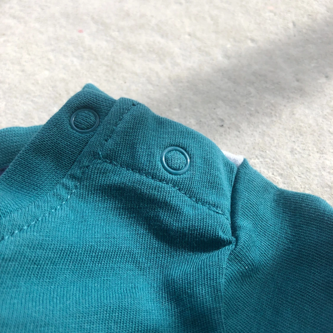 Randig långärmad tröja med knappar på axeln - 1