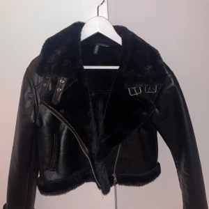 Svart skinnjacka med päls - Säljer min svarta skinnjacka med svart fusk päls innuti jackan och utanpå. Jackan är knappt använd och köpt på divided förra vintern. Jackan är i jätte bra skick inga slitningar eller hål på eller i jackan, köparen står för frakt! Gärna snabba affärer😊
