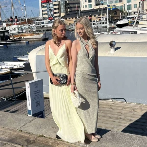 Guldig klänning - Säljer min superfina klänning som jag hade på balen men så fin i sommar också (till höger) som är i fint skick! 💞🧡