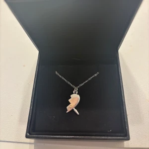 Maria Nilsdotter liknande - Säljer detta snygga Maria Nilsdotter liknande halsbandet då jag använder guld! Aldrig använt 