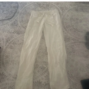 Roxy linnebyxor  - Roxy linnebyxor med lågmidja från Zalando. Bra skick. Endast använd en gång. Inte fläckar eller hål. Dom är skrynkliga för att dom har legat i förpackningen.   Skicka prisförslag för vilket pris du vill köpa för 😊 Nypris:419kr