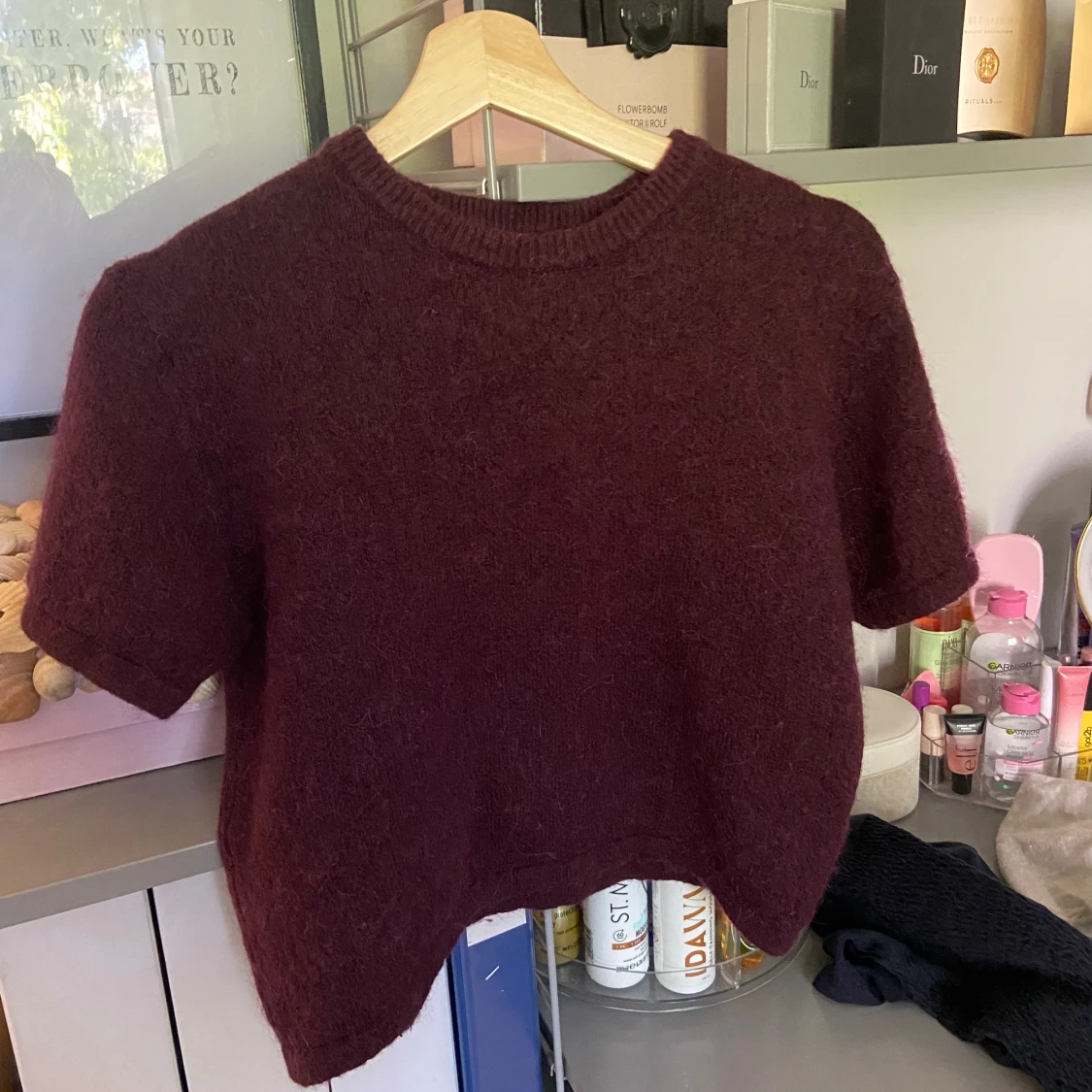 Vinröd croppad stickad tröja