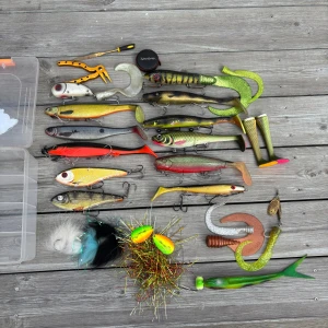 Fiskedrag - Säljer ett set med fiskedrag  som inkluderar flera olika jigghuvuden, stingrar, krokar och sänken i bly. Samt fjäderings tång och mätdekal 