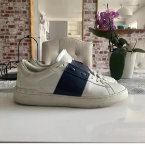 Valentino open - Säljer ett par valentino opens för att jag vill testa nytt, allt og medföljer vid köp. Hör av er vid frågor! 