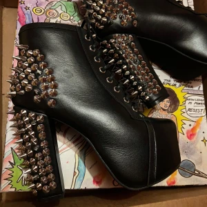 Jeffrey Campbell skor  - Säljer ett par svarta boots från Jeffrey Campbell med hög platåklack och snörning framtill. Helt oanvända, de beställdes i fel storlek.