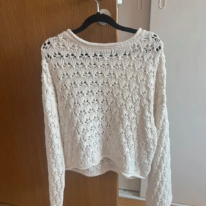 Vit stickad tröja från Gina Tricot -  en vit stickad tröja, perfekt till sommaren!! 🌸