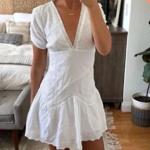 Vit kortklänning Zara - Supersöt vit student/sommarklänning med v-ringning i storlek S från Zara💞Säljs inte längre från Zara. Säljer pga jag hittat en annan studentklänning. Nyskick förutom en liten fläck som lätt kan tvättas bort. Har en dragkedja på ena sidan😊