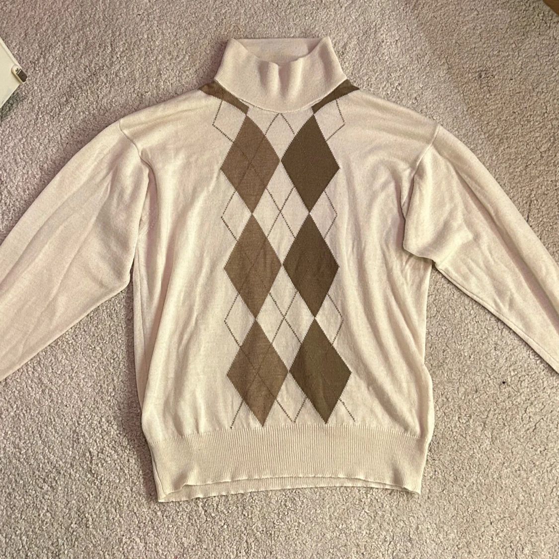 Beige stickad polotröja med argylemönster