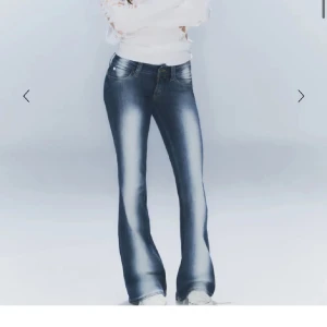 Weekday jeans!!  - Säljer dessa skit snygga jeans från Weekday då jag behöver pengar ❤️ 28.30 men passar mig som vanligtvis har 26-27 och är ca 163-164 