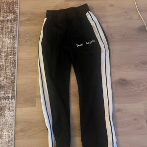 Palm angels byxor  - Säljer ett par svarta träningsbyxor från Palm Angels pga att de är för små, priset är inte hugget i sten, strl M