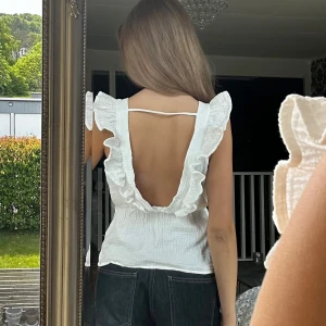 Blus öppen rygg - Jätte snygg volang blus, sjukt snygg i ryggen! Perfekt nu till sommaren. Säljs inte längre på hemsidan 🖤