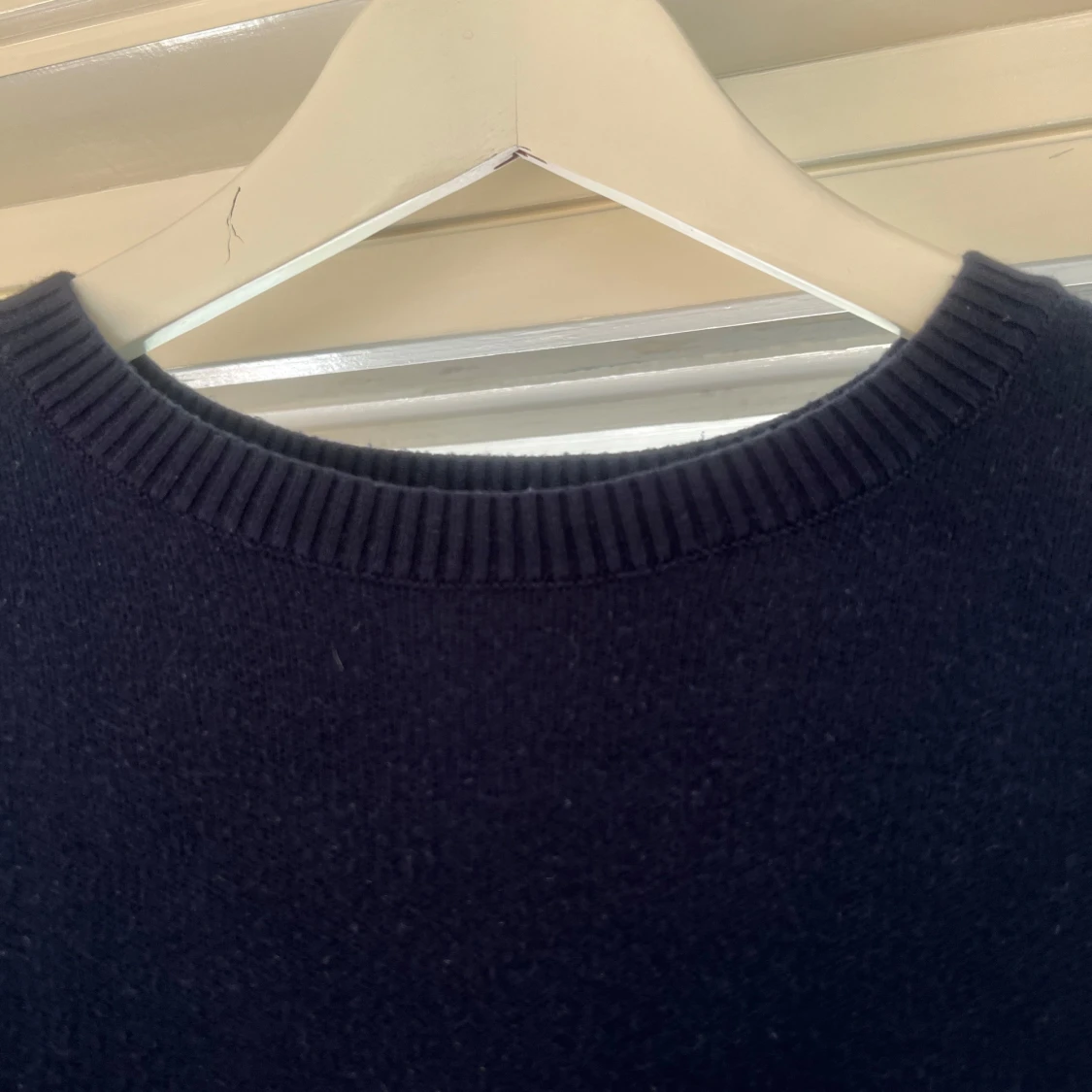 Mörkblå stickad tröja - 2