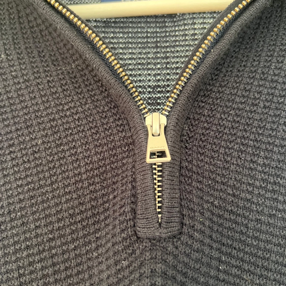 Svart stickad tröja med dragkedja från Gant - 3