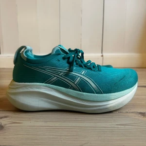 Asics Nimbus 27 - Säljer ett par Asics löparskor Nimbus 27.Nypris 2200. Neutral och bekväm. Bra mängdsko.