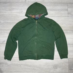 Ralph Lauren Zip-hoodie - Luxury Green Ralph Lauren Zip-hoodie, in a perfect 8/10 condition. No flaws. Size XL but fits M!!! For more information feel free to contact us privately.