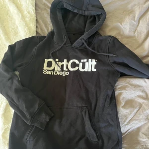 Svart hoodie från Dirtcült  - Även denna är en M men sitter likadant, som en xxs-xs. inga defekter och knappt använd. köpte den för 600