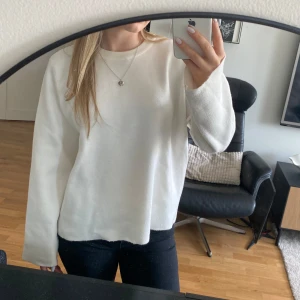 Vit stickad tröja - Säljer en enkel och stilren vit stickad tröja med rund halsringning. Liten i storleken. 