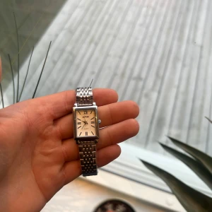 Silverklocka  - Helt oanvänd klocka med justerbart armband och nytt batteri. Den är gjort av 100% rostfrittstål. Armbandet justera du lätt hemma med hjälp av en nål.