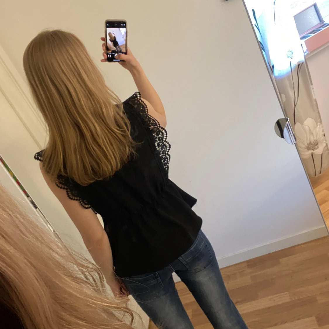 Svart blus med spetsdetaljer - 2