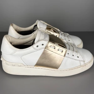 Valentino Open Guld - Modell: Valentino Open Guld | Skick: 9/10 | Storlek: EU 37 1/2 | Pris: 2099kr | Tillbehör: Inget | Fler frågor? Hör av dig isåfall!