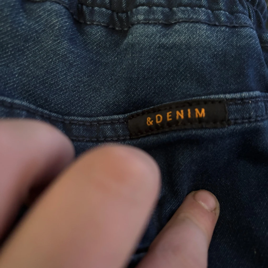 Tja säljer ett par mörk blåa jeans byxor med snöre från jogger&denim - 3