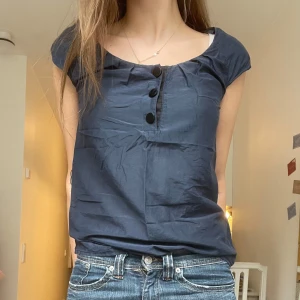 Söt topp - Så fin marinblå topp med knappar framtill💕💕 Den kommer även med knytband🥰🥰