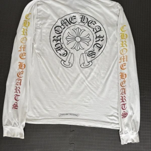 Chrome hearts Longsleeve - Chrome hearts longsleeve storlek M i overall bra skick har några små flaws. Några trådar som lossnat och lite små spots därav priset, finns i Stockholm 