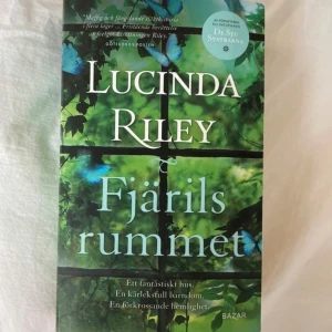 Fjärilsrummet - Fjärilsrummet av Lucinda Riley är en gripande roman om familjehemligheter, förlorad kärlek och nya chanser. Omslaget är grönt med blå fjärilar och naturmotiv. Boken är på svenska och passar dig som gillar känslosamma berättelser.
