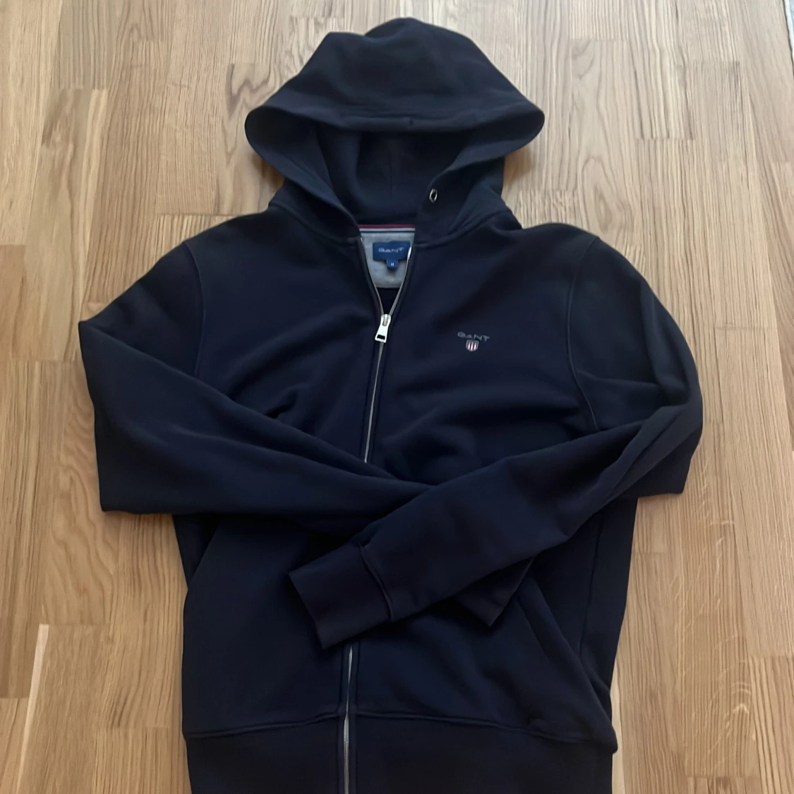 Svart hoodie med dragkedja från Gant