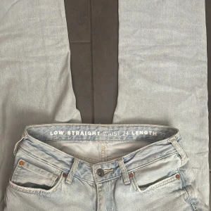 Ljusblå jeansbyxor från  bik bok - Ljusblå jeansbyxor med låg midja och raka ben från Bik Bok.  Snyggt slitna detaljer och läderpatch bak i midjan.