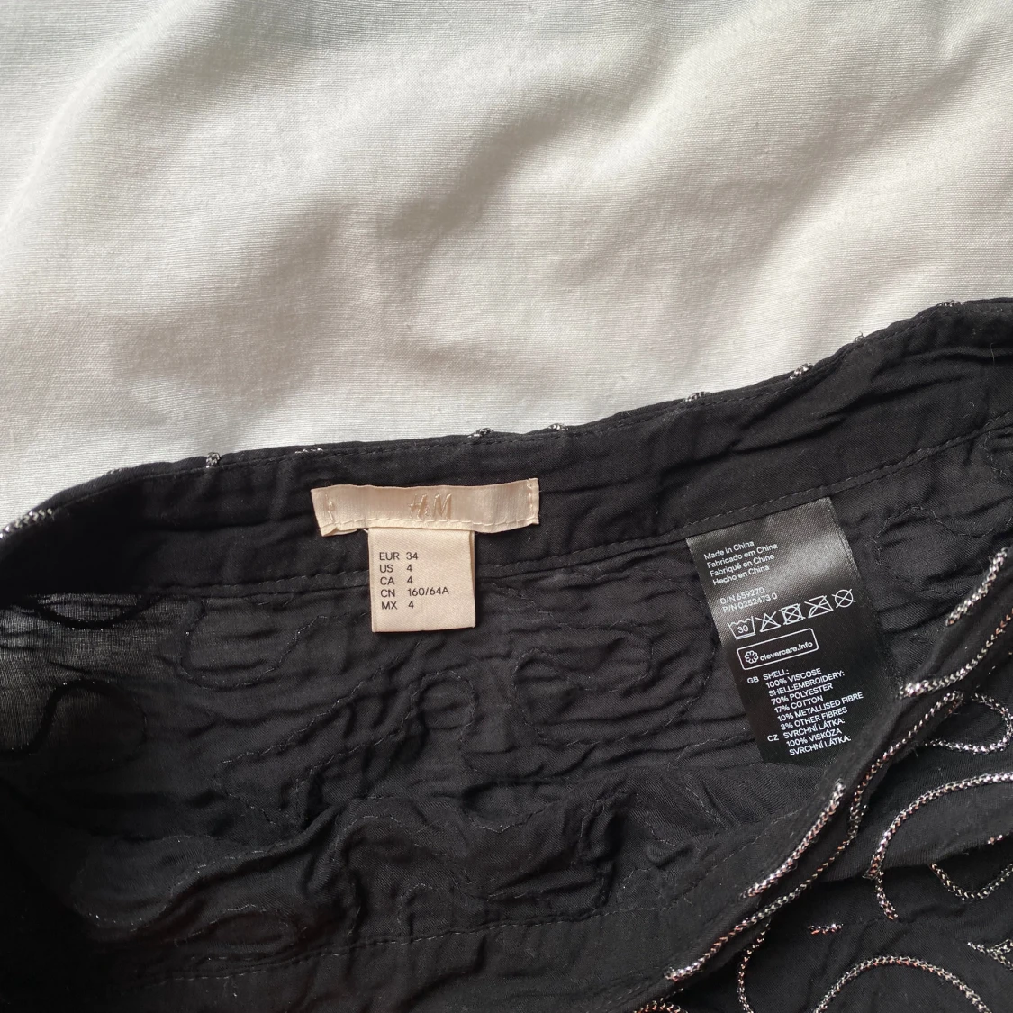 Svart kjol med vitt mönster från H&M - 2