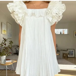 Klänning - Säljer denna sååå fina eftertraktade klänning! Perfekt till student eller avslutning eller bara sommaren!😋😋 storlek L men sitter bra på mig som brukar ha S (se bilder)❤️❤️