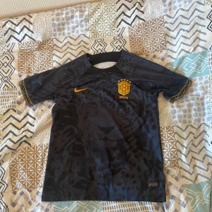 Brasilien Fotbollströja - Säljer min fina brasilien fotbollströja utan några defekter! Den är storlek M och säljs för endast 300kr