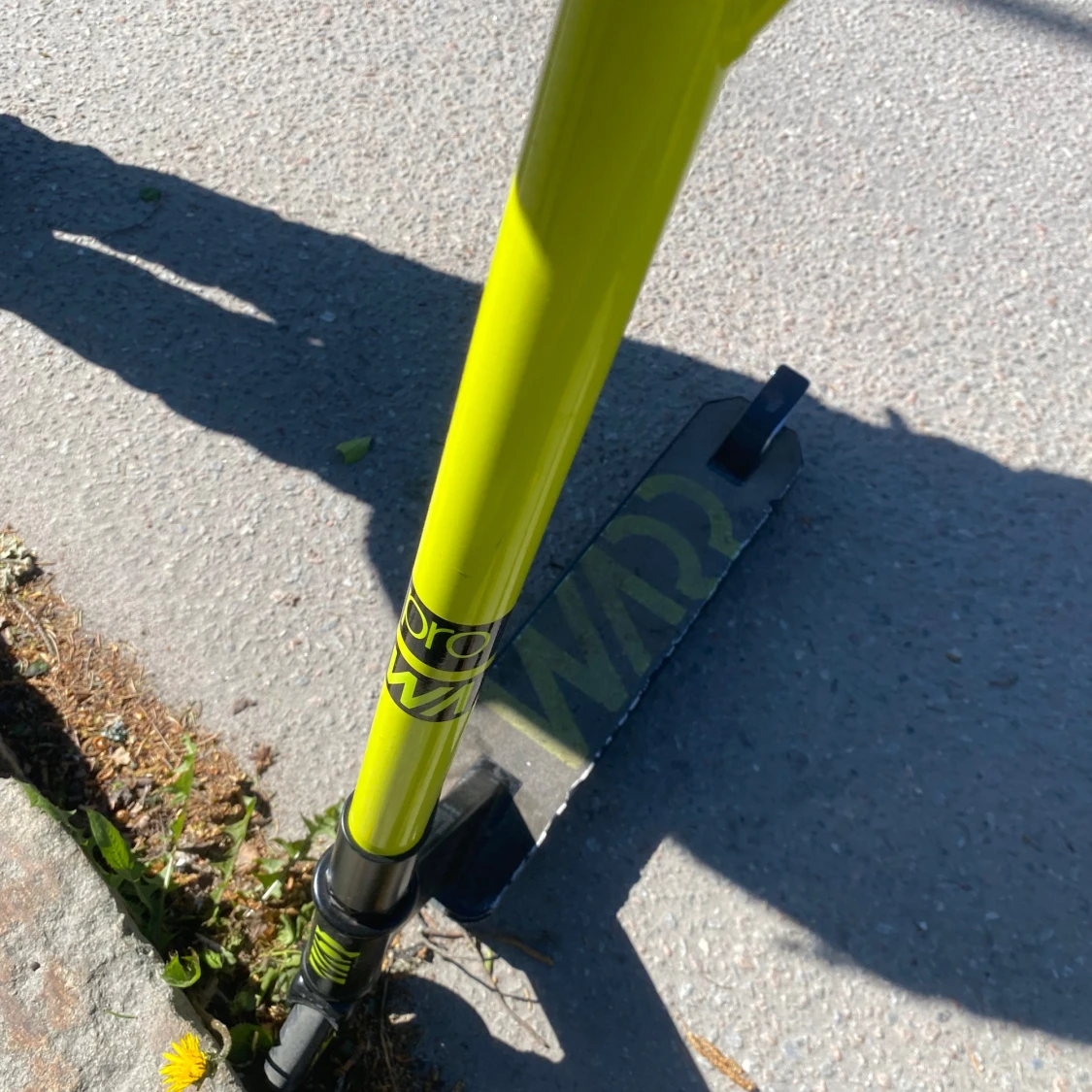 Gul och svart kickbike från Crisp - 1