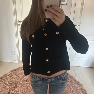 svart kofta med guldknappar - nästan helt oanvänd från h&m i storlek xs, nypris 500