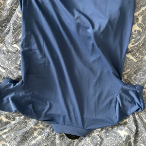 Blå golf pikétröja - Säljer en stilren blå pikétröja från med klassisk krage och knappar framtill. Tröjan har korta ärmar och en liten broderad logga på bröstet. Perfekt för en avslappnad men snygg look. Pris går såklart att diskuteras privat.