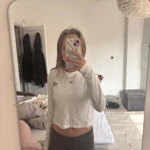 Vit croppad långärmad tröja från The North Face - Säljer en vit croppad långärmad tröja från The North Face. Tröjan har en enkel design med liten logga på bröstet och ryggen. Använd fåtal gånger