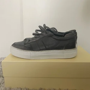 Axel Arigato Sneakers - Limited Edition - Säljer ett par Axel Arigato sneakers som inte längre säljs av dem. Det finns ett ökat marknadsvärde efter dessa skor för att det inte går längre att köpa dem. Skorna är fortfarande i bra skick efter knappt har blivit använda.